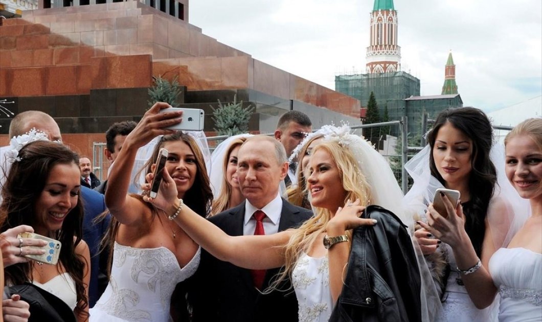 Ο Ρώσος πρόεδρος Βλαντίμιρ Πούτιν φωτογραφίζεται με… νύφες στην κόκκινη πλατεία - Picture: REUTERS / SPUTNIK