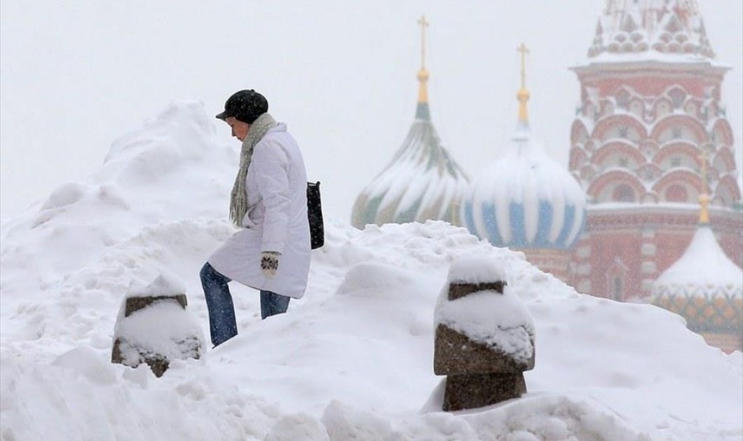 Μοναδικό λευκό σκηνικό στη Μόσχα με φόντο τον Καθεδρικό Ναό του Αγίου Βασιλείου στην Κόκκινη Πλατεία - Φωτογραφία: EPA / MAXIM SHIPENKOV