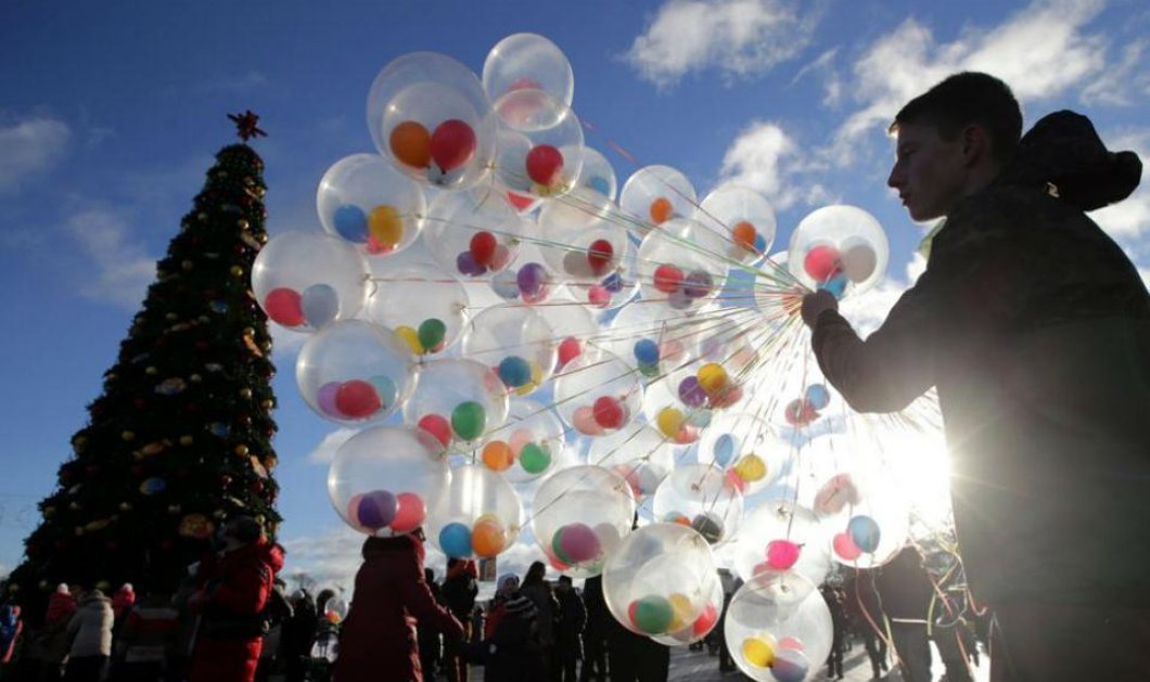 30/12/2014 - Εντυπωσιακά μπαλόνια σε παρέλαση στο κέντρο του Μινσκ όπου συμμετείχαν πάνω από 500 καλλιτέχνες! Δεν είναι υπέροχα; Φωτό: EPA/TATYANA ZENKOVICH