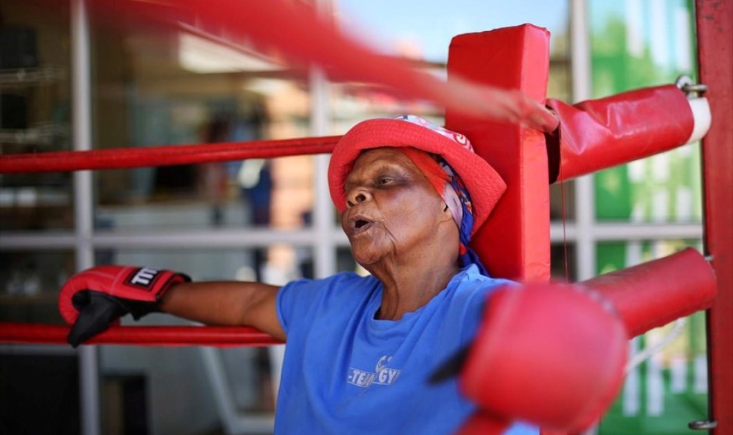 Η 79χρονη Constance Ngubane συμμετέχει στα μαθήματα μποξ για ηλικιωμένους στην πόλη Cosmo, στη Νότια Αφρική - Φωτογραφία: REUTERS / SIPHIWE SIBEKO