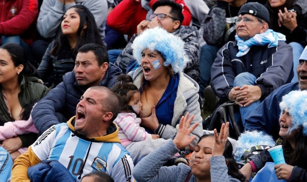 Η εικόνα του φετινού Μουντιάλ: Οπαδός της Αργεντινής θηλάζει το μωρό της στις κερκίδες/ PHOTO: Hernan Zenteno
