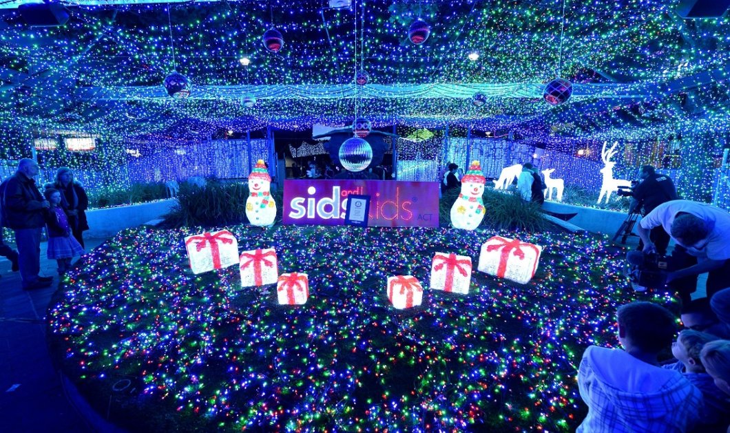 08/12/2014 - 1,2 εκ. λαμπιόνα LED, 120 χλμ καλώδια, 3.865 τ.μ για την χριστουγεννιάτικη διακόσμηση που μπήκε στο ρεκόρ Γκίνες! 
