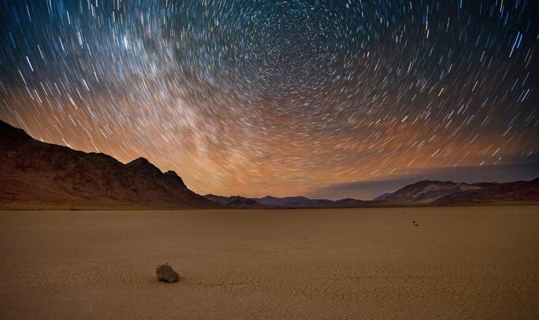 Αστέρια λάμπουν κάτω από την απέραντη έρημο του Εθνικού Πάρκου Death Valley/ Φωτογραφία από National Geographic