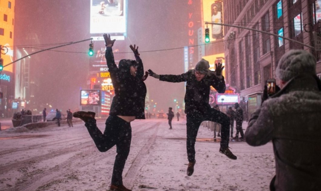 27/01/15 - Χορεύοντας στον χιονιά - Ένα εκπληκτικό στιγμιότυπο με 2 άνδρες να απολαμβάνουν το χιόνι που έχει ακινητοποιήσει όλη τη Νέα Υόρκη! Φωτό: Adrees Latif/Reuters