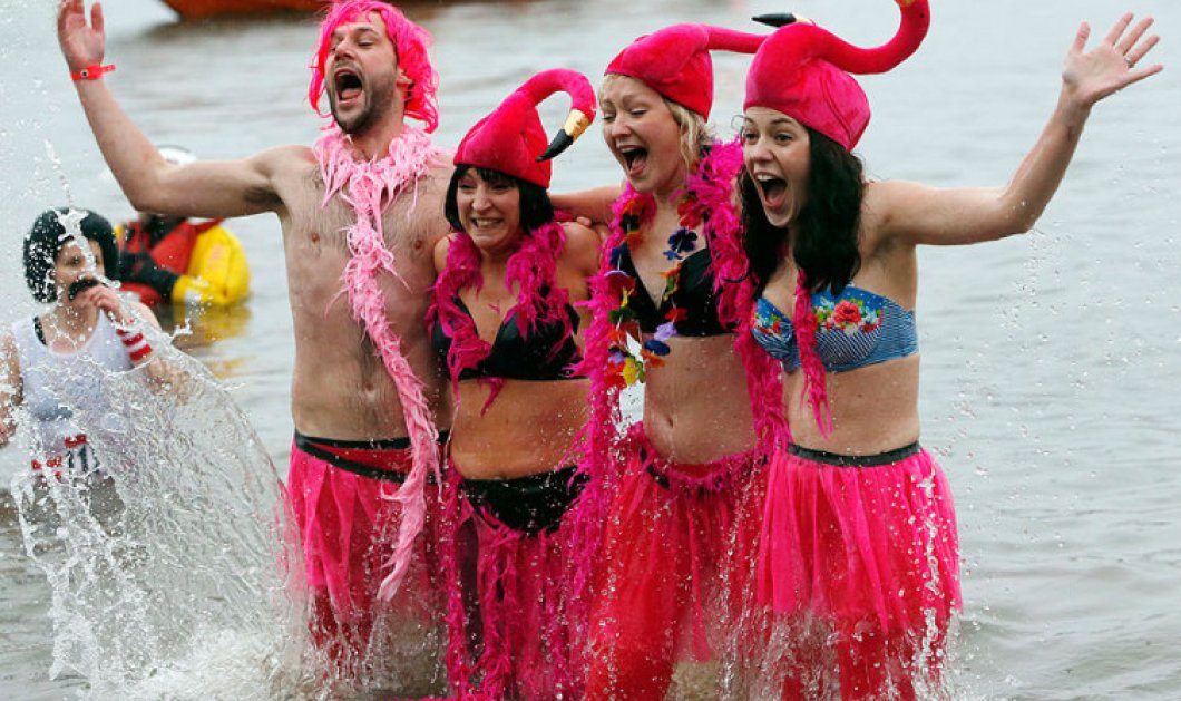 2/1/2015 - ''Happy New Year'' από αυτούς τους ''θεότρελους'' στο Εδιμβούργο που βούτηξαν στα παγωμένα νερά για να καλωσορίσουν το νέο έτος! Picture: PA
