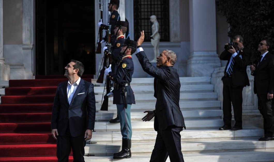 O Μπάρακ Ομπάμα χαιρετά τους Αθηναίους που βγήκαν στο μπαλκόνι για να τον δουν - SOOC / Fotis Plegas G