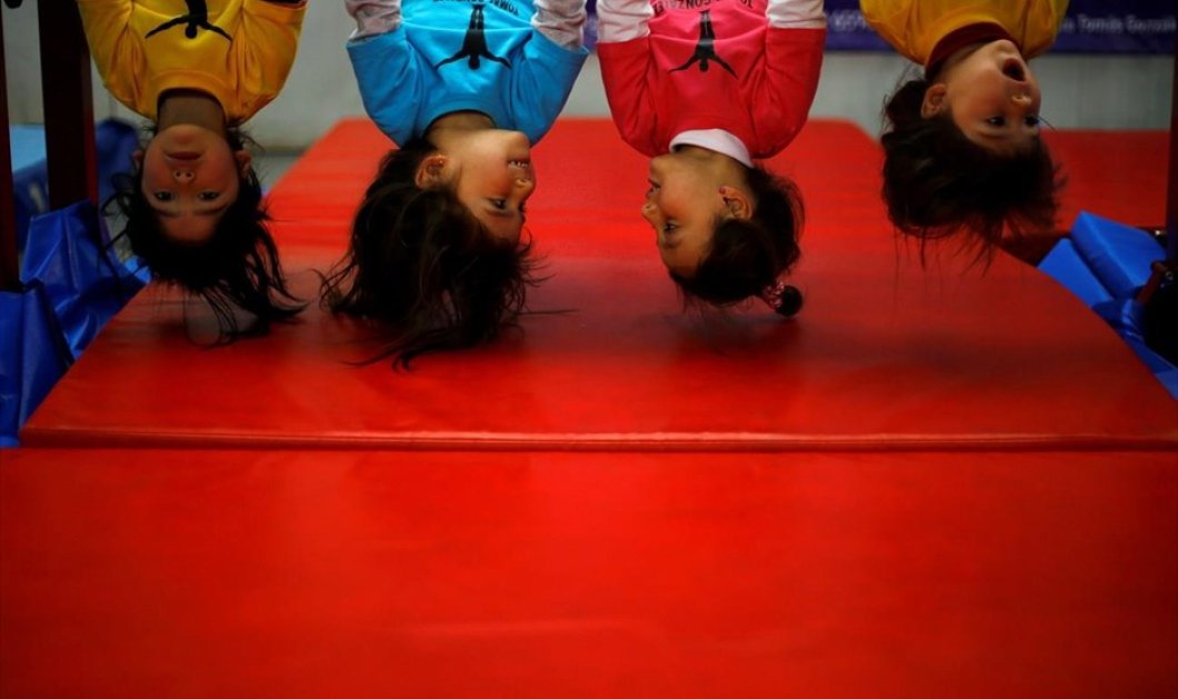 Παιδιά προπονούνται στο σχολικό γυμναστήριο του Τόμας Γκονζάλες, του πρώτου Χιλιανού γυμναστή που προκρίθηκε στους Ολυμπιακούς Αγώνες, στο Σαντιάγο- REUTERS / IVAN ALVARADO
