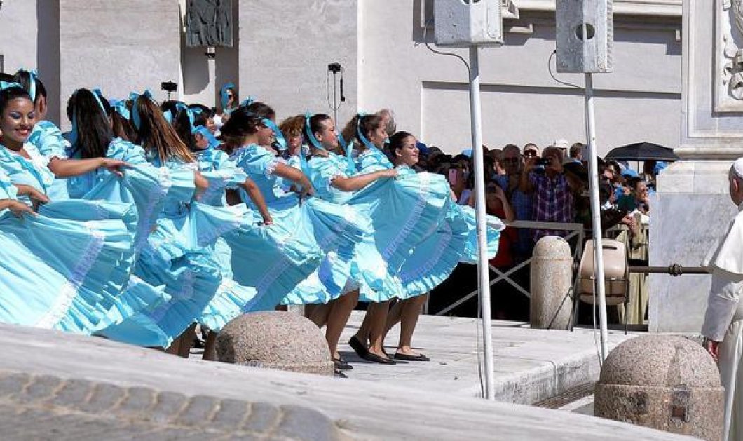 31/8/2015 - Στιγμιότυπο από τον χορό που στήθηκε από νεαρές Αργεντίνες στην πλατεία του Αγίου Πέτρου στην Ρώμη ενώπιον του Πάπα Φραγκίσκου - Picture: REUTERS
