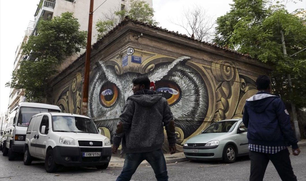 «Η γνώση μιλάει, η σοφία ακούει» είναι ο τίτλος ενός νέου γκράφιτι που φτιάχτηκε από τον καλλιτέχνη WD, στο περιθώριο του φεστιβάλ Petit Paris d' Athènes - SOOC / Menelaos Myrillas