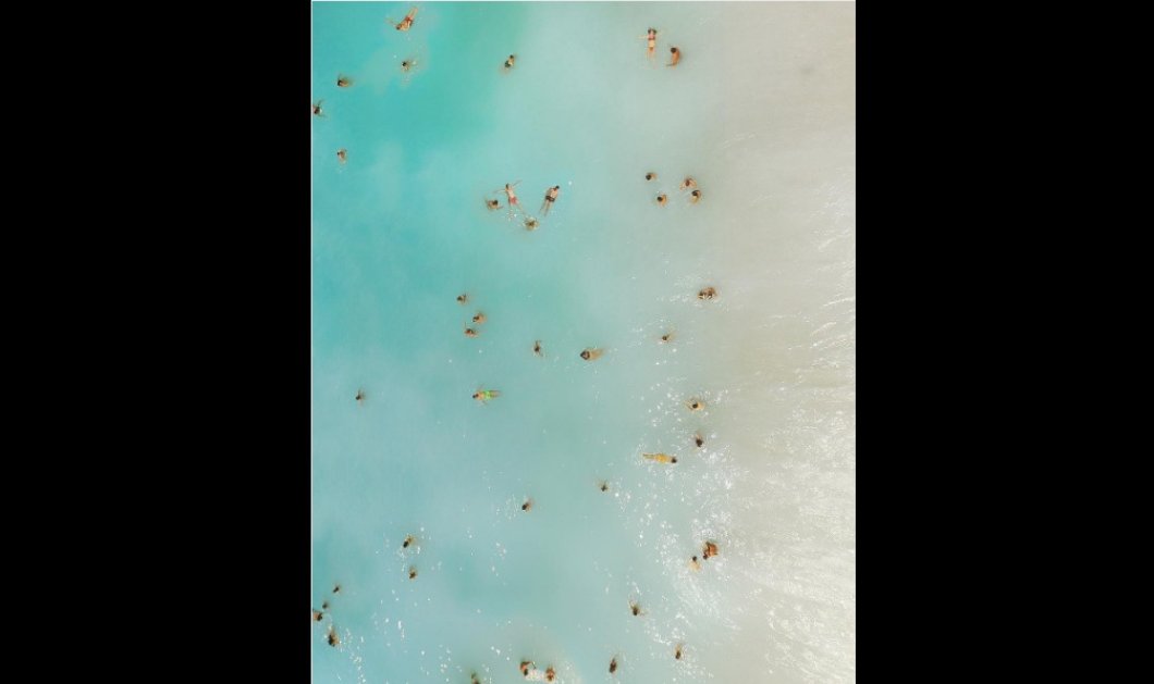 Οι λουόμενοι απολαμβάνουν το μπάνιο τους στις όμορφες παραλίες του Ιονίου - Φωτογραφία: spathumpa / Instagram