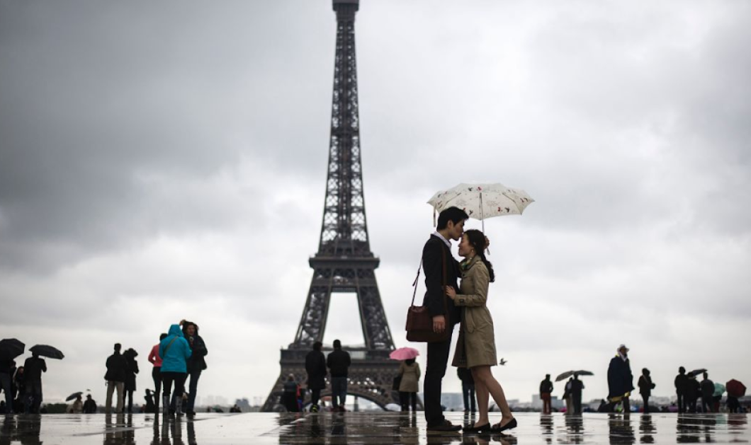 Ρομαντικό στιγμιότυπο στο βροχερό Παρίσι - Φωτογραφία: FRED DUFOUR/AFP/AFP/Getty Images