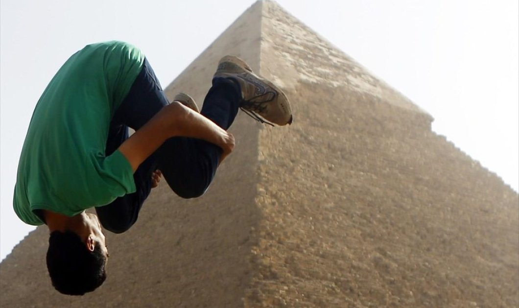 10/12/2014 - Το πιο extreme παρκούρ που έχετε δει! Στις πυραμίδες της Γκίζας πλάι στους Φαραώ!