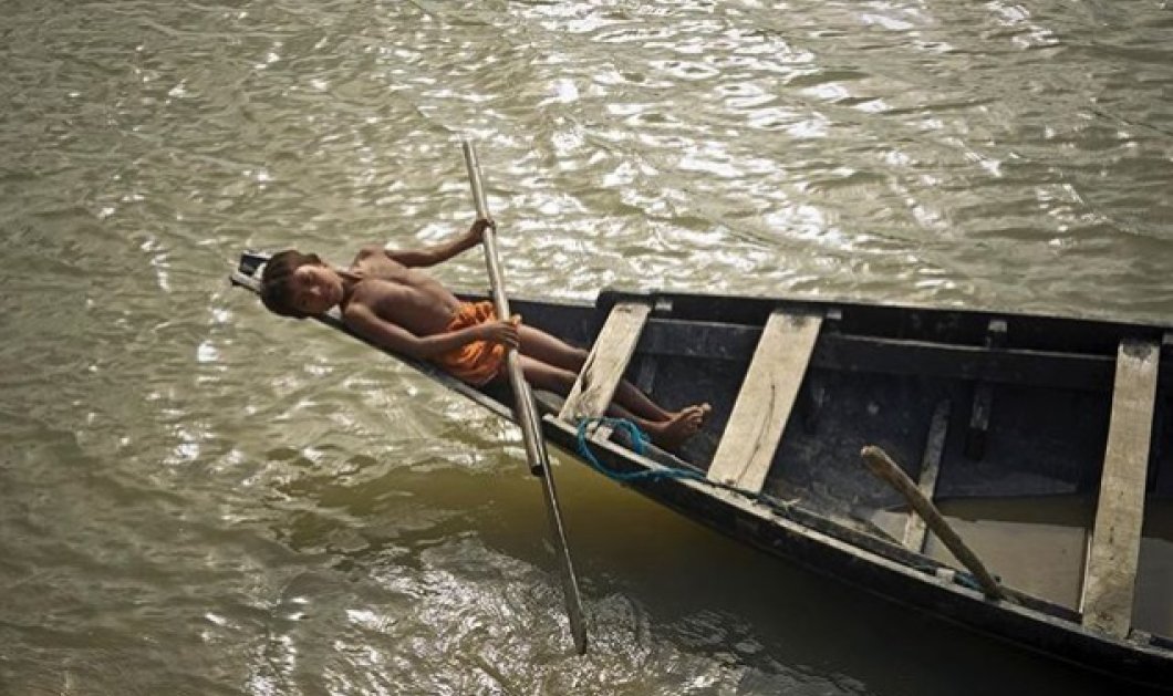 Ξεκούραση στον ποταμό Βραχμαπούτρα... Photo: Ami Vitale