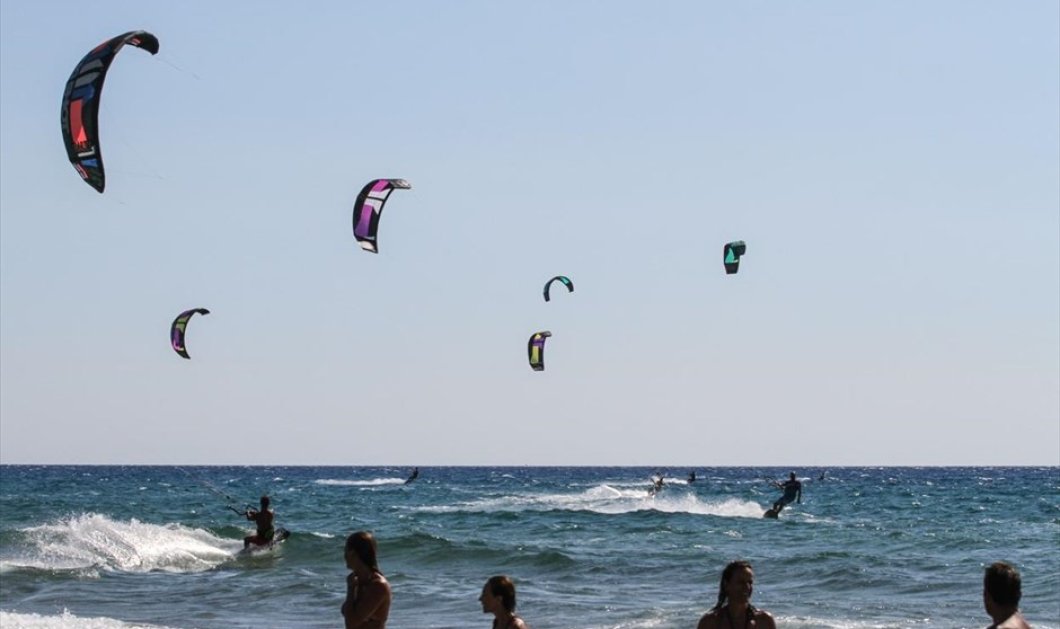 Kite-surfers «εκμεταλλεύονται» το καλό καιρό και αθλούνται στην παραλία του Αγίου Ηλία στον Πύργο Ηλείας - Eurokinissi / Γιάννης Σπυρούνης/ilialive.gr