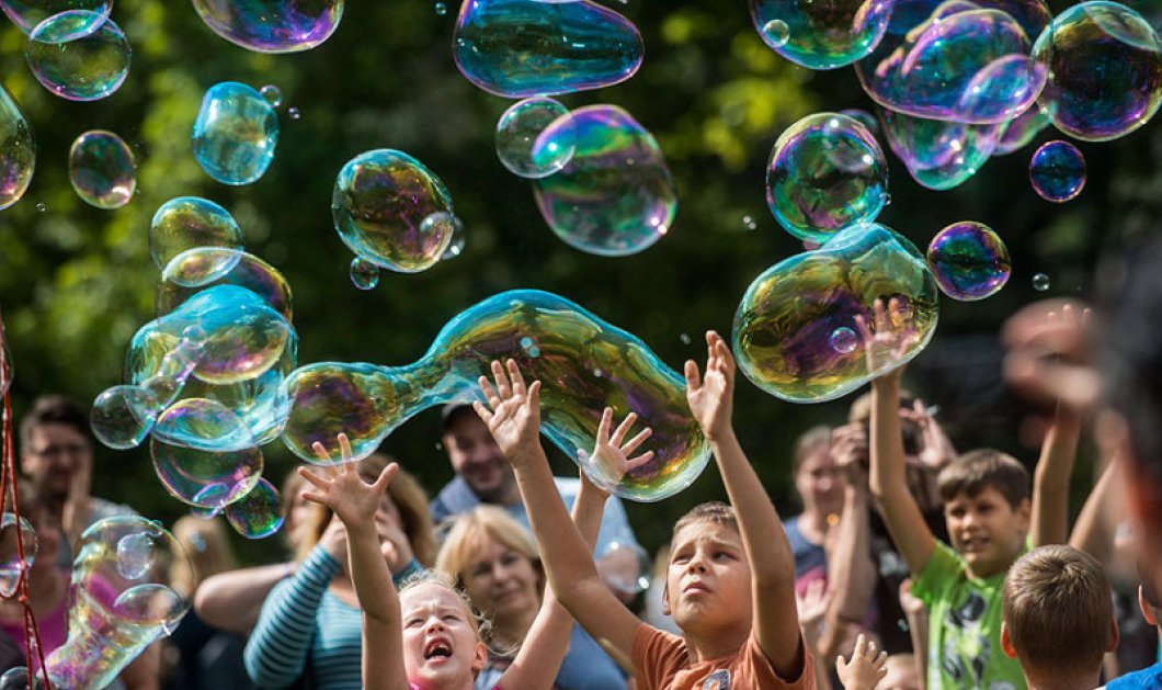 24/8/2015 -  Στιγμιότυπο από την ετήσια Bubble Blowing Day της Βουδαπέστης - Picture: Bea Kallos/EPA
