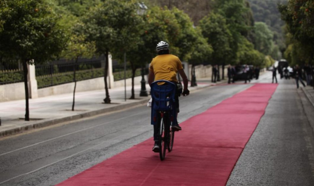 Ο ποδηλάτης στο κόκκινο χαλί της Προεδρίας για την υποδοχή του Γερμανού Προέδρου Στάινμαϊερ - Picture: EUROKINISSI / ΓΙΑΝΝΗΣ ΠΑΝΑΓΟΠΟΥΛΟΣ