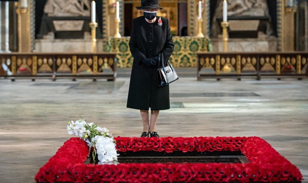 Φωτό ημέρας: Η βασίλισσα Ελισάβετ με μαύρη μάσκα/ Photo: Instagram - @pointdevue