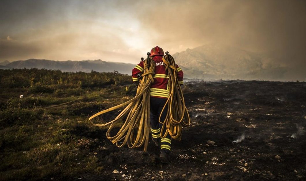 Πυροσβέστες δίνουν μάχες με τις φλόγες στην περιοχή Vila do Soajo, στα βόρεια της Πορτογαλίας - Picture: EPA / GONCALO DELGADO 