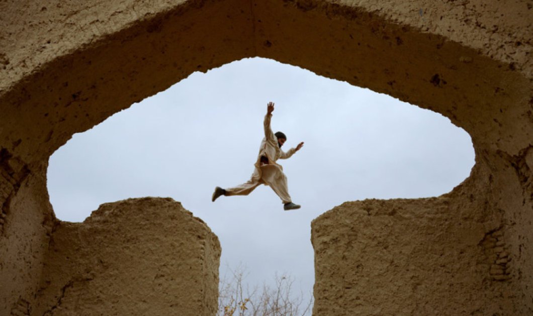 Το μικρό αγόρι παίζει στα ερείπια ενός σπιτιού στο Αφγανιστάν - Picture: FARSHAD USYAN/AFP/Getty Images