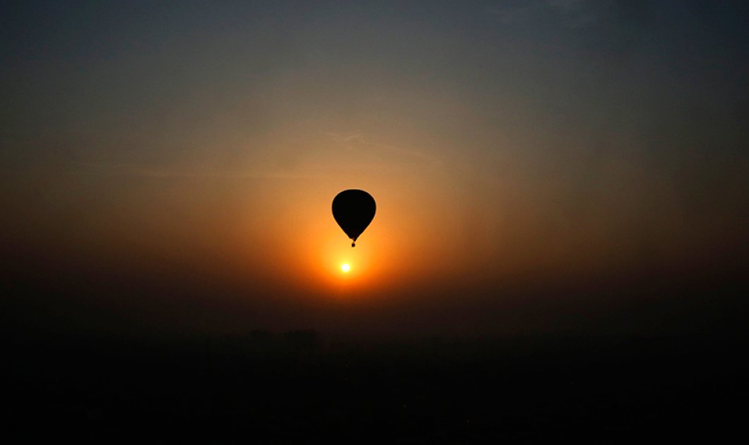 Ένα αερόστατο πετά κατά τη διάρκεια του φαντασμαγορικού φεστιβάλ για μπαλόνι στην Ινδία - Picture: AP