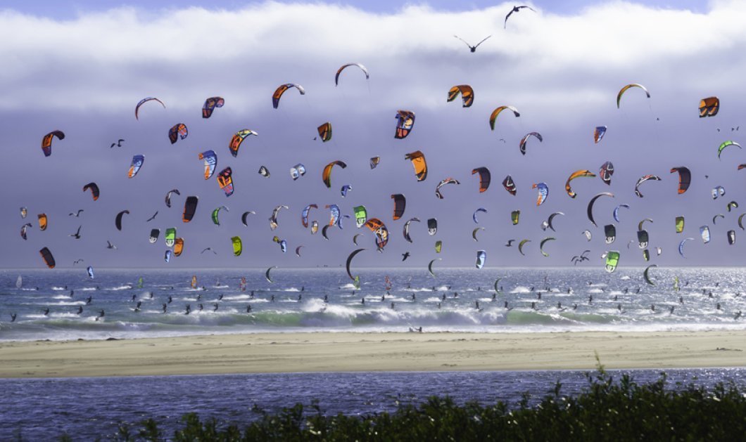 Το καλοκαίρι είναι εδώ και οι kite surfers μοιάζουν με πουλιά που πετάνε ανάμεσα στον ουρανό και την θάλασσα - Picture: Casey McCallister/REX Shutterstock  