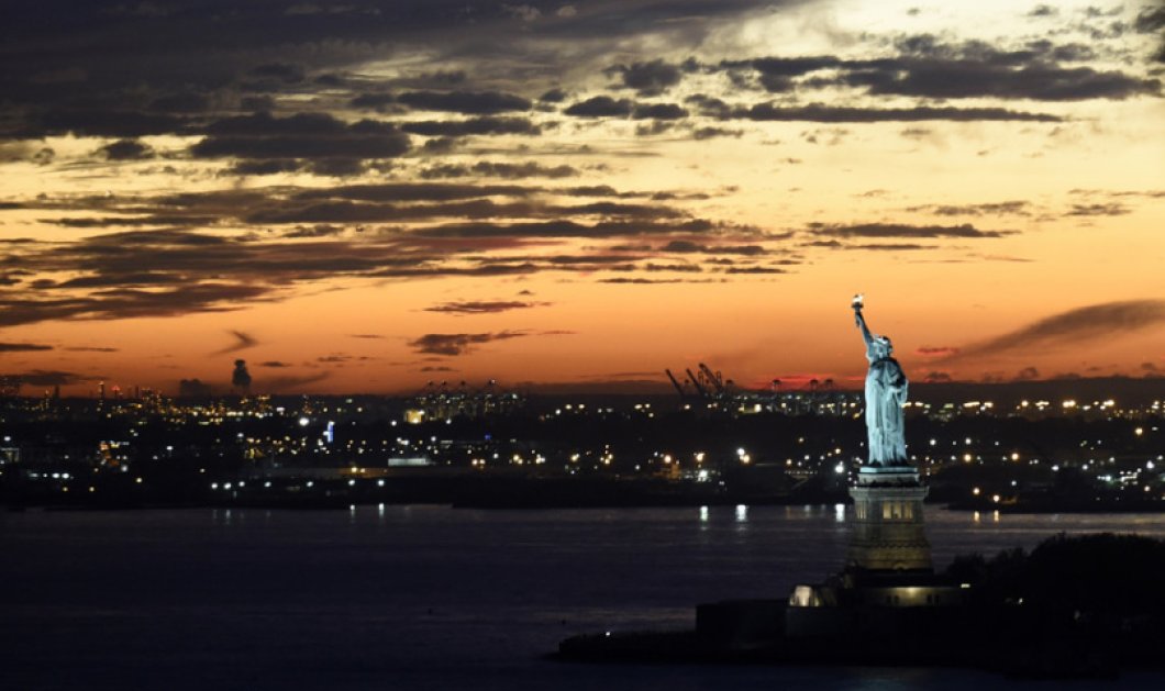 Το Άγαλμα της Ελευθερίας σε ένα μοναδικό ηλιοβασίλεμα στη Νέα Υόρκη - Picture: AP Photo/Susan Walsh