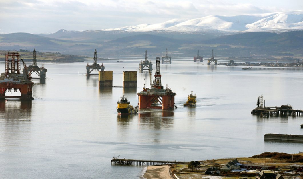 Η πλατφόρμα πετρελαίου Stena Spey κινείται στην Cromarty Firth στα Highlands της Σκωτίας - Picture: PA Wire