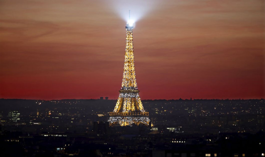 Ο Πύργος του Άιφελ πιο λαμπερός από ποτέ στην Πόλη του φωτός δίνει ελπίδα - Picture: Reuters