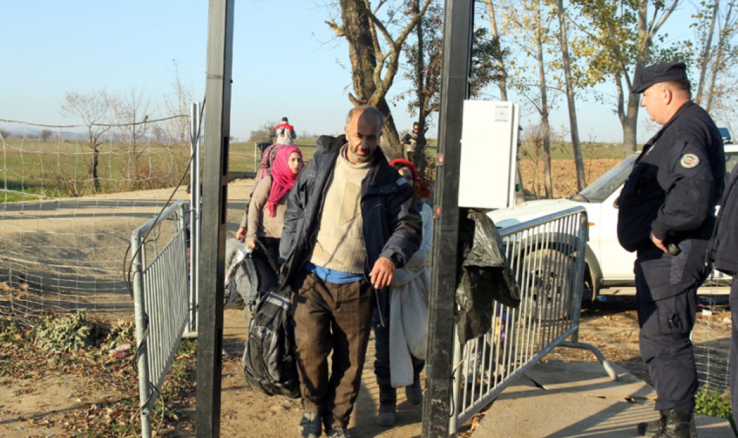 Πρόσφυγες από τη Συρία, το Ιράκ και το Αφγανιστάν περνάνε από σκάνερ κοντά στη Σερβία - Picture: EPA/DJORDJE SAVIC
