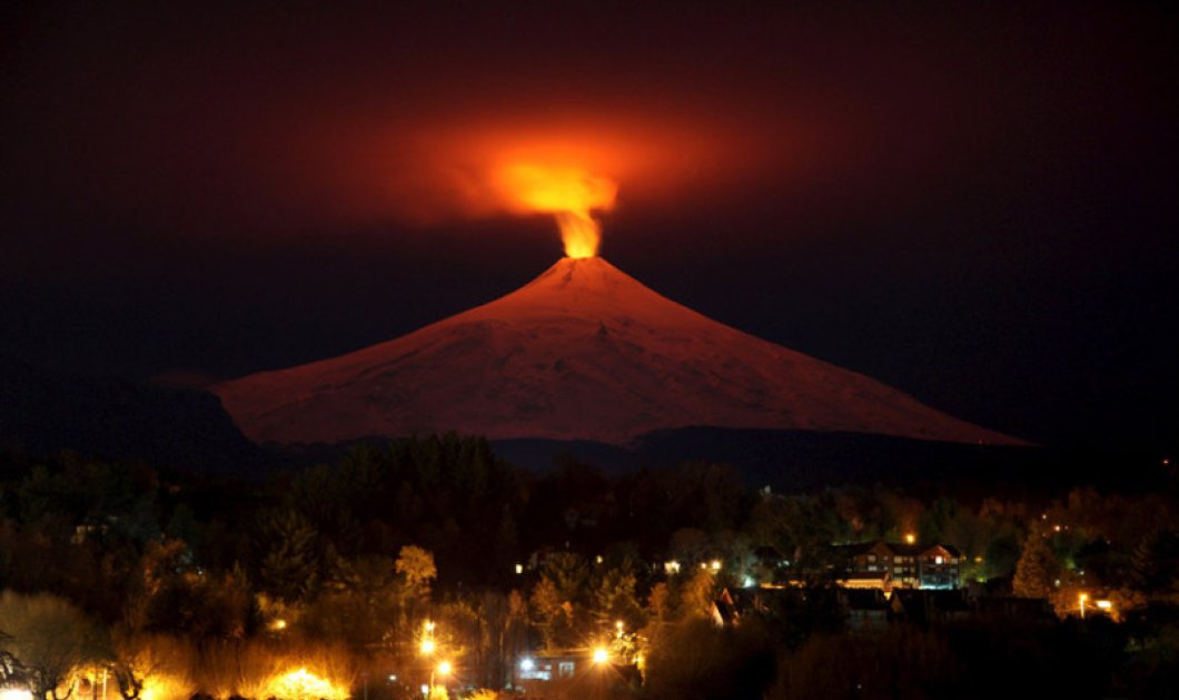 Η λάμψη από το ηφαίστειο Villarrica φωτίζει τον ουρανό - Picture: Cristobal Saavedra