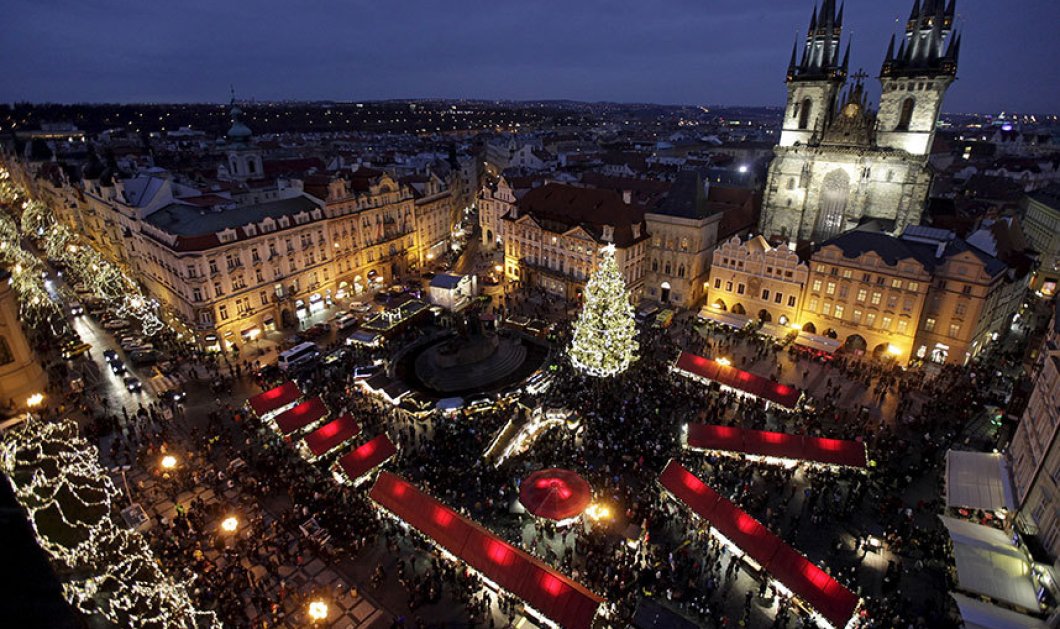 Άναψαν τα φωτάκια στο Χριστουγεννιάτικο δέντρο της Παλιάς Πόλης στην Πράγα - Picture: REUTERS/David W Cerny   