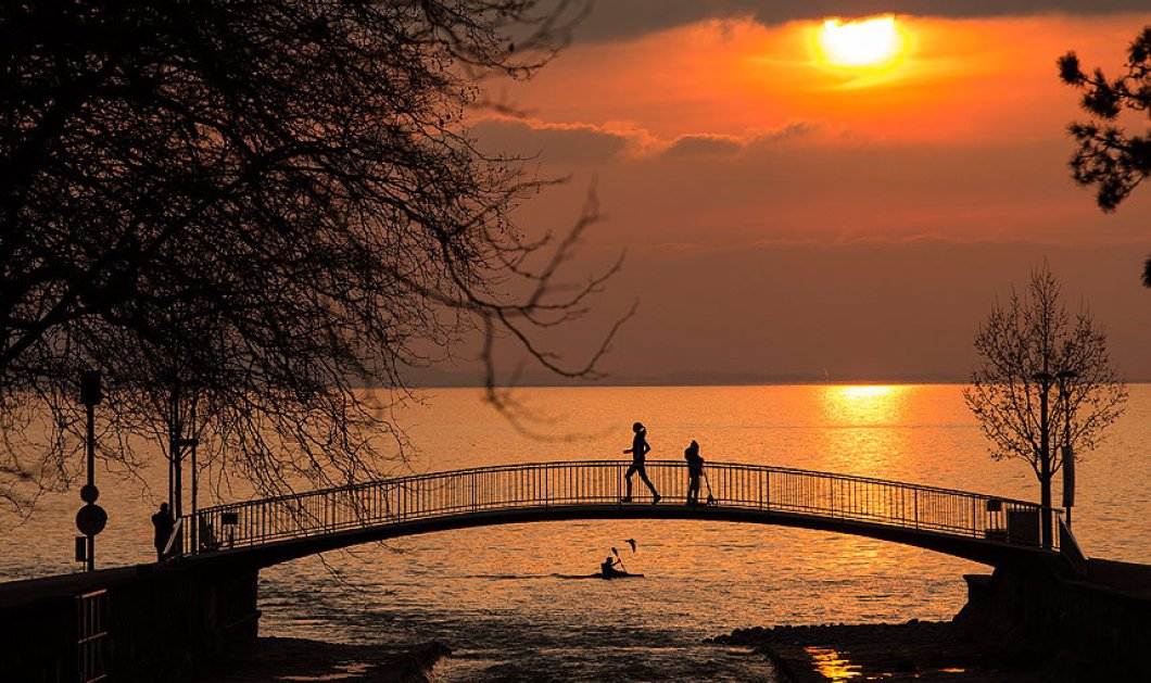 Ρομαντικό ηλιοβασίλεμα στην λίμνη της Γενεύης - Picture: Cyril Zingaro/EPA