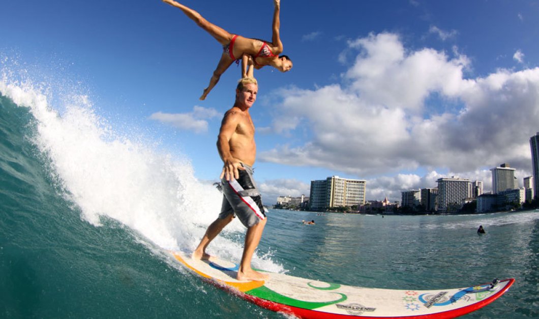 Θαυμάστε το ζευγάρι των σέρφερς - ακροβατών στον Παγκόσμιο Διαγωνισμό της Χαβάης  - Φωτογραφία: Jim Walsh/Caters