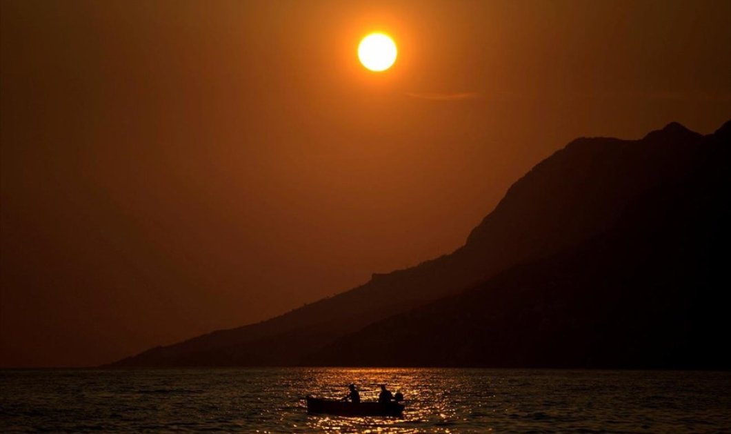 Αδριατική θάλασσα: Το ηλιοβασίλεμα στη Brela της Κροατίας - Φωτογραφία: REUTERS / ANTONIO BRONIC