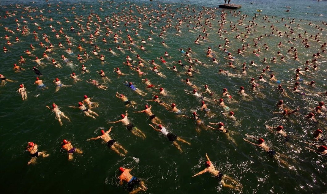 Κολυμβητές στην ετήσια εκδήλωση ομαδικής κολύμβησης στη λίμνη της Ζυρίχης - REUTERS / ARND WIEGMANN