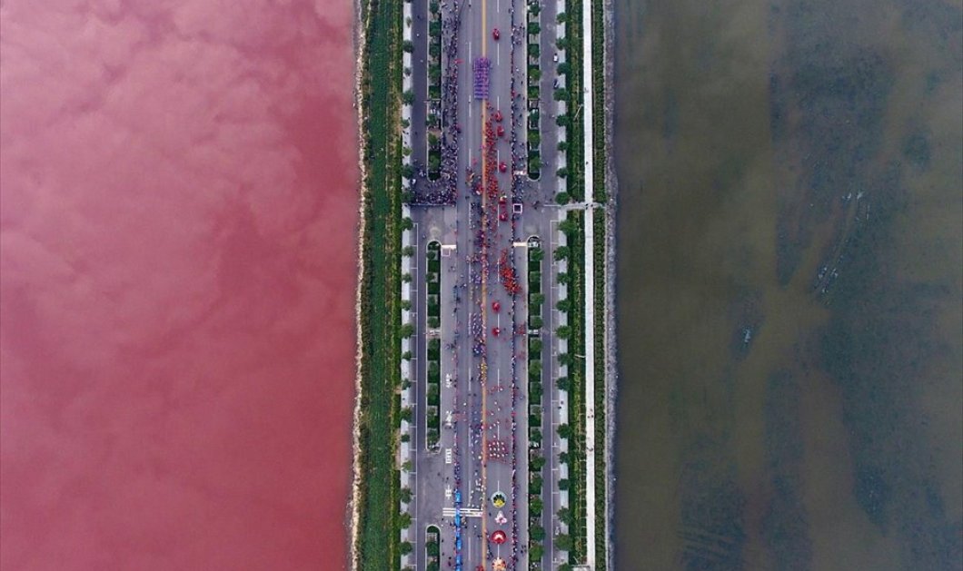 Δρόμος χωρίζει μια λίμνη με διαφορετικά χρώματα λόγω της άλγης, στο Yuncheng της επαρχίας Σάνζι, στην Κίνα - REUTERS / CHINA STRINGER NETWORK