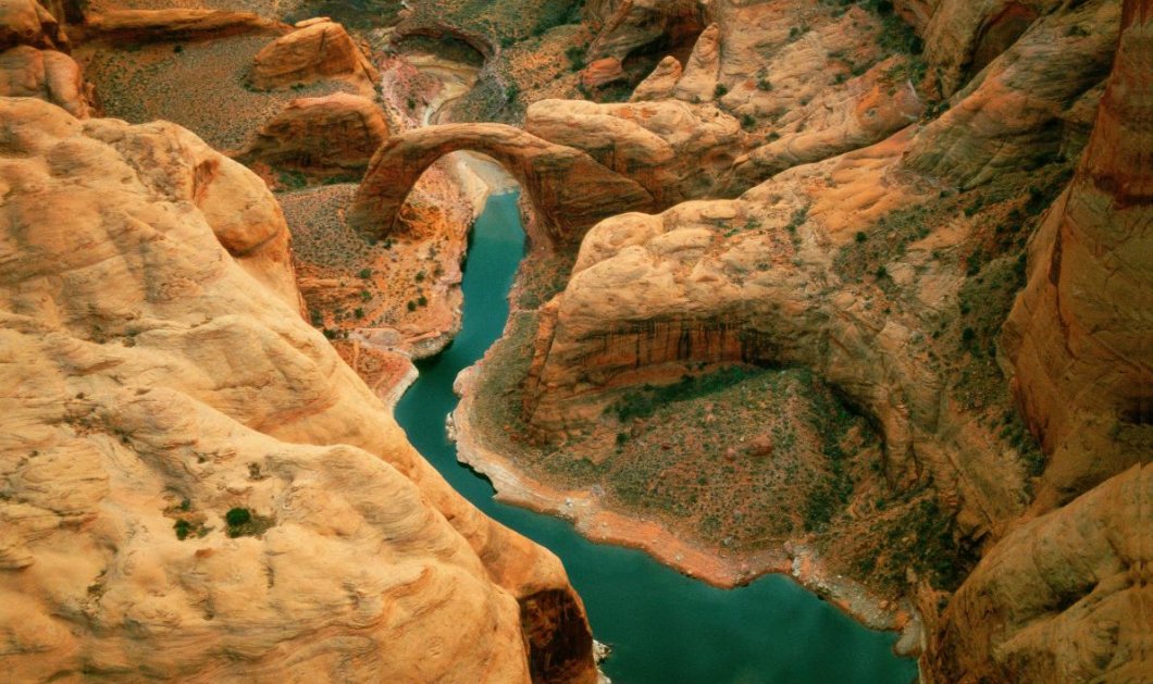 Rainbow Bridge: Μία από τις μεγαλύτερες φυσικές γέφυρες του κόσμου... Photo: Wild Horizon/ Getty Images