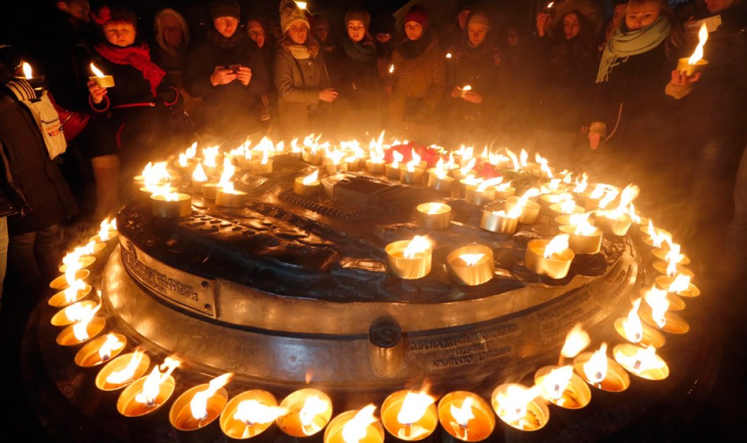 Πλήθος κόσμου ανάβει ρεσώ στη μνήμη των θυμάτων του Boeing της FlyDubai που συνετρίβη στην Ρωσία - Picture: EPA/ANATOLY MALTSEV 