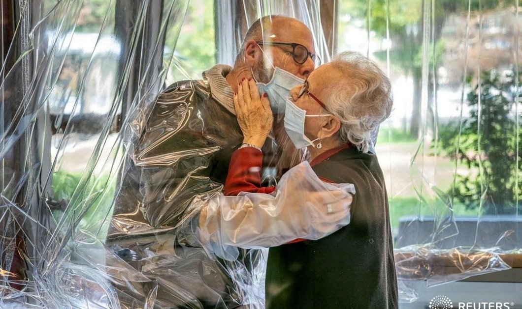 Αγκαλιές & φιλιά στην εποχή του Covid/ Photo: Domenico Sartor/Handout/ Reuters/ Instagram