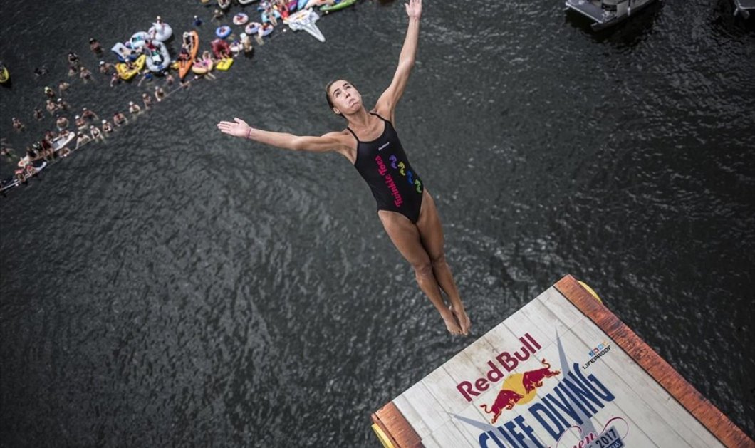 H Tara Hyer-Tira πραγματοποιεί κατάδυση από ύψος 21 μέτρων για το Red Bull Cliff Diving στην λίμνη Possum Kingdom, στο Τέξας - Φωτογραφία: Reuters / Romina Amato/Red Bull Content Pool
