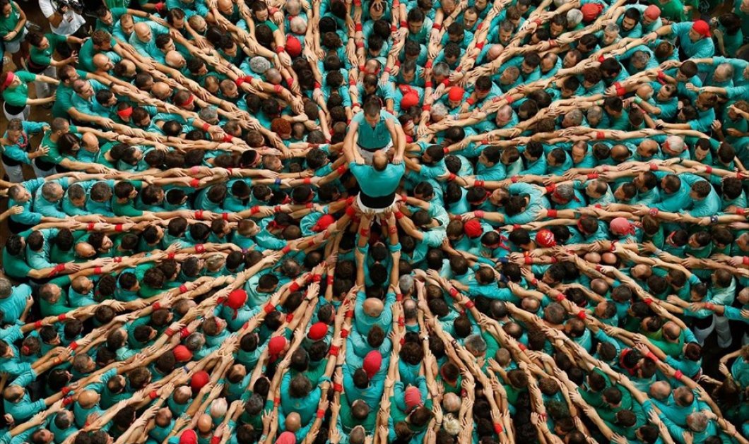 Στιγμιότυπο από διαγωνισμό σχηματισμού ανθρώπινων πύργων στην Ταρραγόνα της Ισπανίας - REUTERS / ALBERT GEA