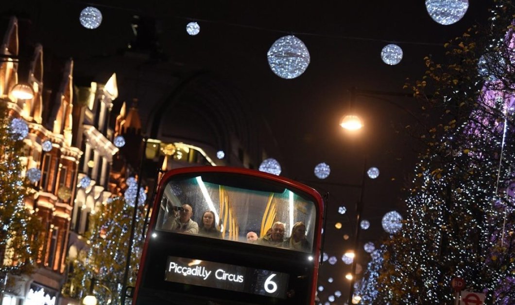 Κόσμος σε ένα τουριστικό λεωφορείο απολαμβάνει το χριστουγεννιάτικο φωτισμό στους δρόμους του Λονδίνου- REUTERS / CLODAGH KILCOYNE