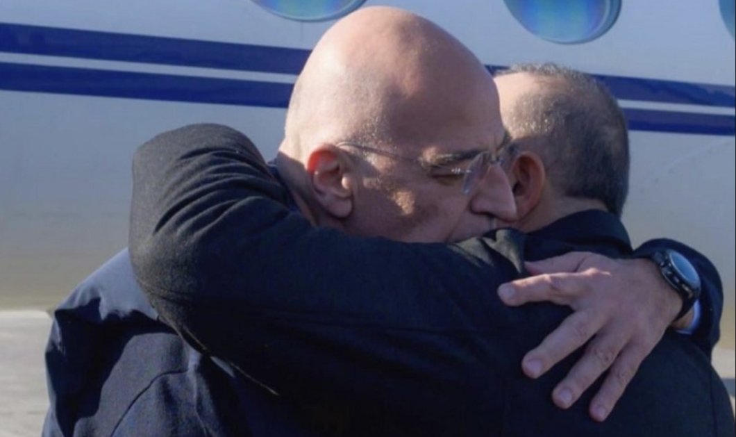 Φωτό ημέρας: Με μια θερμή αγκαλιά η υποδέχτηκε τον Νίκο Δένδια ο Τούρκος ομόλογός του Μεβλούτ Τσαβούσογλου, στο αεροδρόμιο των Αδάνων