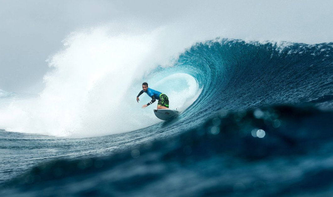 18/8/2015 - O AΑμερικανός Brett Simpson ''σκίζει'' τα κύματα σε διαγωνισμό σέρφινγκ στην Ταϊτή - Picture: EPA