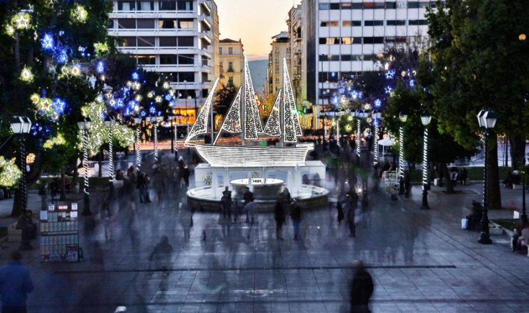 21/12/14: Το φωτολουσμένο «Καραβάκι της Ελπίδας» που κοσμεί την πλατεία Συντάγματος - Συμβολίζει την ανθρωπιά, την αλληλεγγύη και τη χαρά!