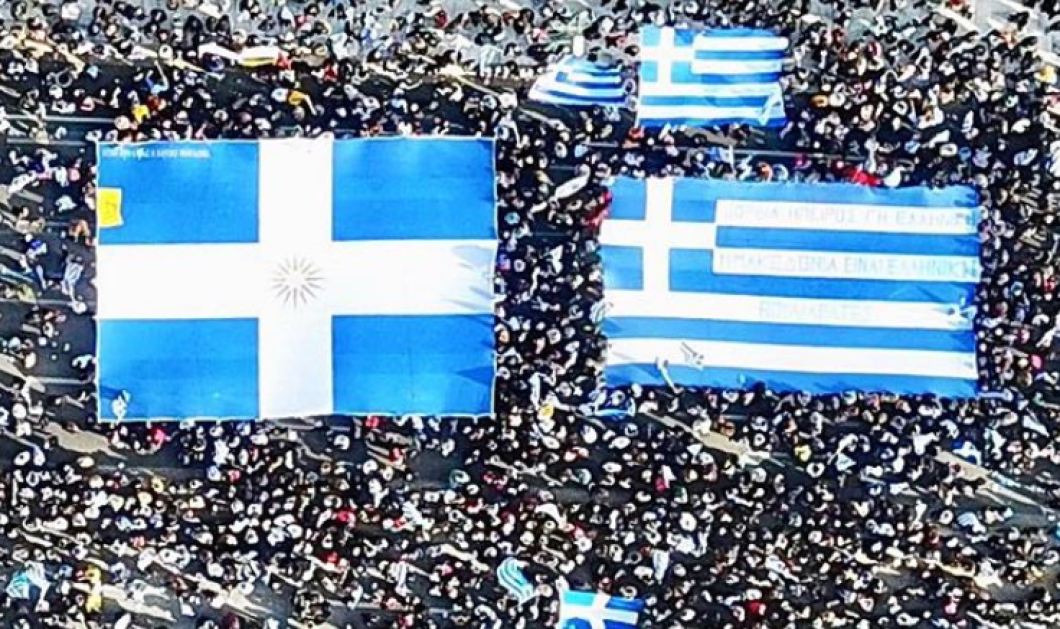 Η φωτογραφία για βραβείο με τις δυο ελληνικές σημαίες στην καρδιά της διαδήλωσης - Φωτογραφία: Instagram / Μαρίνα Βερνίκου