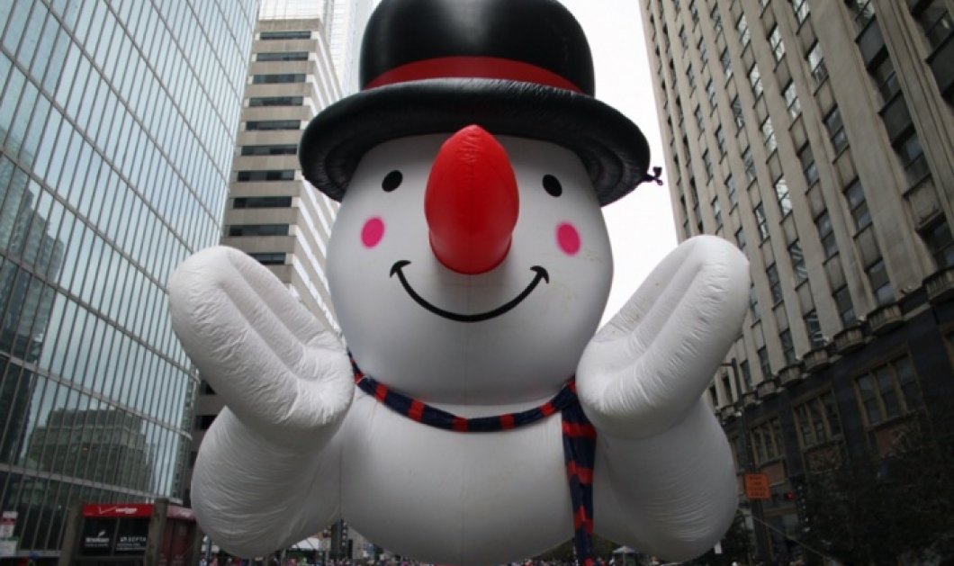15/12/2014: Με έναν τεράστιο φουσκωτό χιονάνθρωπο οι κάτοικοι της Φιλαδέλφεια περιμένουν τα Χριστούγεννα! Εντυπωσιακότατος! Photograph: Joseph Kaczmarek/AP