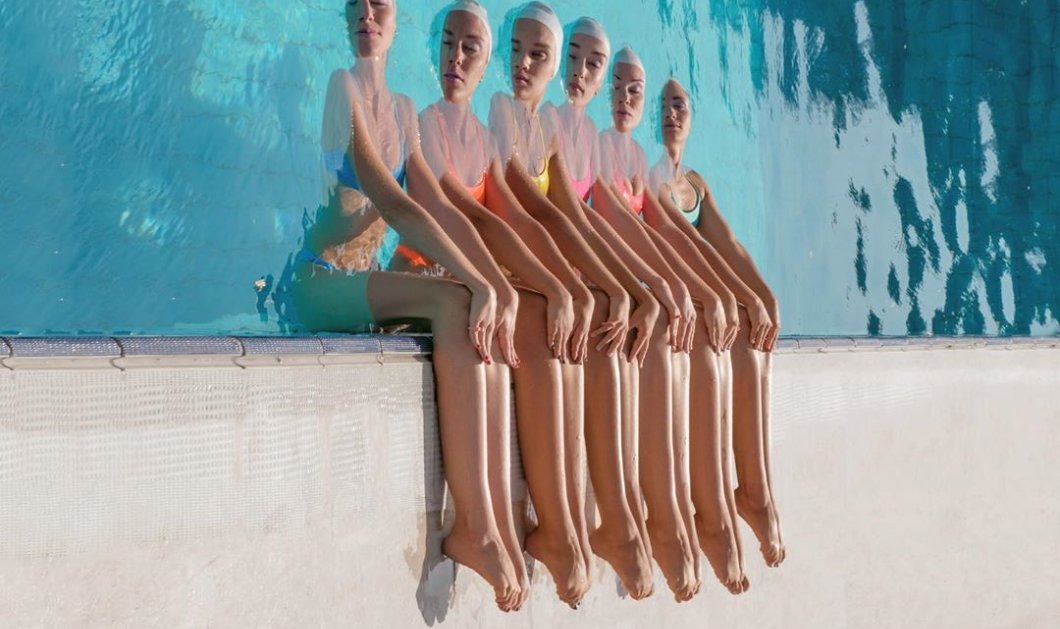 Φωτό ημέρας: Τα κορίτσια που κολυμπάνε & τα πολύχρωμα μαγιό τους/ Photo: Instagram - @spathumpa 