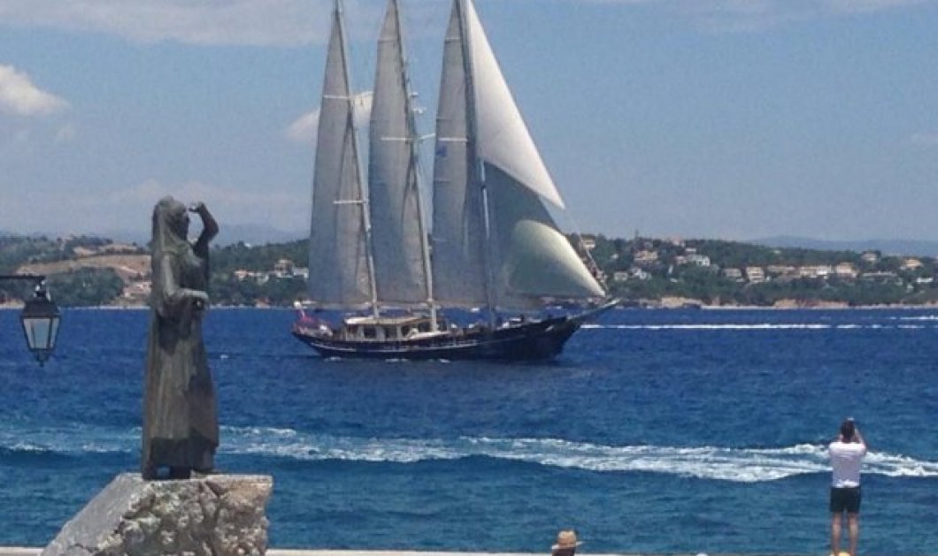 21/6/2015 - Η φωτό του Eirinika από την Regatta στις Σπέτσες με την Μπουμπουλίνα - κριτική επιτροπή