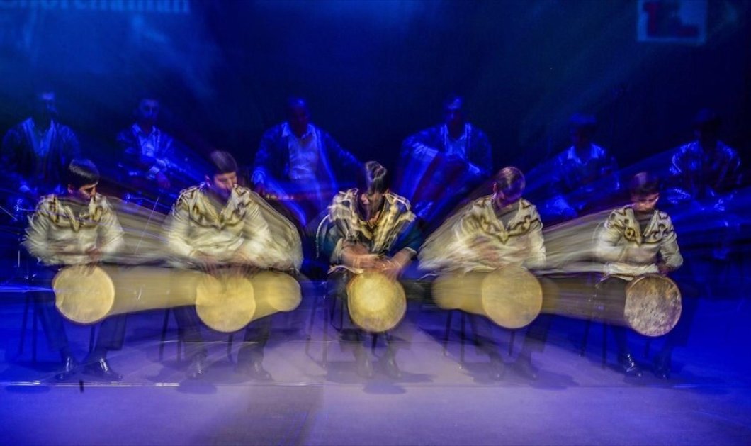 Το συγκρότημα παραδοσιακής μουσικής «Ζέμπα» από το Τατζικιστάν σε στιγμιότυπο από τη συναυλία που έδωσε στο Κουβέιτ - Picture: EPA / RAED QUTENA 